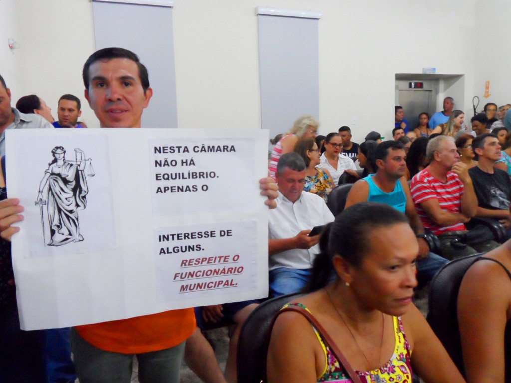 Servidores fazem manifestações durante sessão da Câmara de Cruzeiro, na última segunda-feira (Foto: Maria Fernanda Rezende)