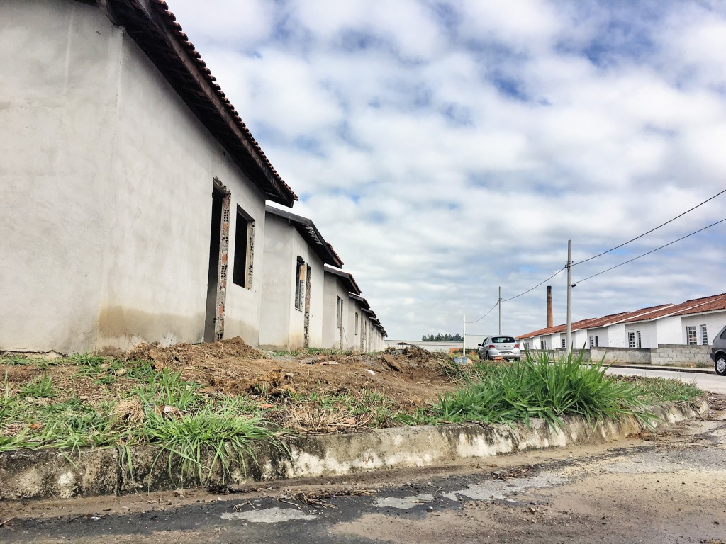 Casas inacabadas do CDHU; local, que é alvo de críticas e denúncias, teve obra retomada e previsão de entrega de vinte unidades em fevereiro (Foto: Jéssica Dias)