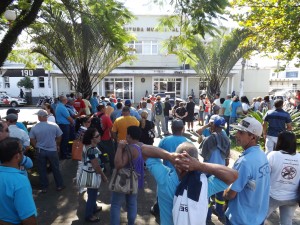 Servidores que promoveram manifestação em frente à Prefeitura e greve por reajuste de 11,54% (Foto: Francisco Assis)