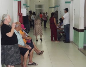Pacientes aguardam por atendimento pelos corredores do hospital; Santa Casa de Cruzeiro acumula dívidas (Foto: Francisco Assis)