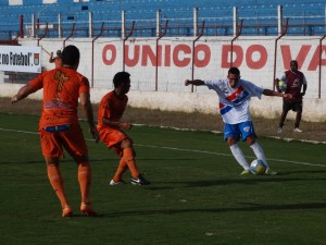 Em jogada decisiva, jogador do Diadema dá canseira em dois do Manthiqueira; visitantes abrem goleada aos 18 minutos do primeiro tempo (Foto: Leandro Oliveira)