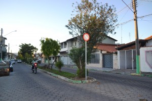 A rua 12 de Outubro que tem se transformado em pista de corrida; local é rota de moradores de diversos bairros da região (Foto: Thiago Datena)