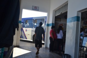 Jovem pede esmola à passageiros que aguardam ônibus na rodoviária (Foto: Lucas Barbosa)