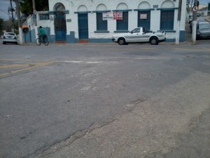 Faixa de pedestre apagada em cruzamento no centro de Guaratinguetá, é um dos exemplos do déficit na sinalização de trânsito (Foto: Carlos Pimentel)