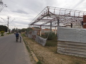 Abandonado, posto de gasolina virou ponto de drogas e fuga de dependentes, em um dos acessos à Dutra (Foto: Lucas Barbosa)