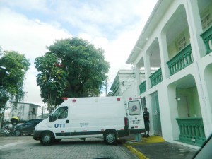 Ambulância aguarda paciente em estado grave a ser transportado para Hospital Regional de Taubaté (Foto: Arquivo Atos)