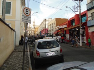 Com sinalização excessiva, prefeitura informa estacionamento rotativo a partir de agosto, com instalação de parquímetro (Foto: Lucas Barbosa)