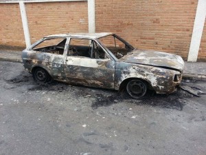 Veículo que foi destruído em incêndio no bairro São João; demora em atendimento gerou protestos (Foto: Rafael Rodrigues)