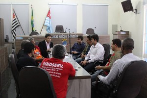 Diretoria do Sindicato dos Servidores em reunião com vereadores de Cruzeiro; novas denúncias na cidade (Foto: Arquivo CMC)