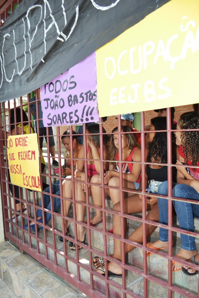 Alunos da João Bastos protestam contra fechamento da escola por determinação do Estado (Francisco Assis)