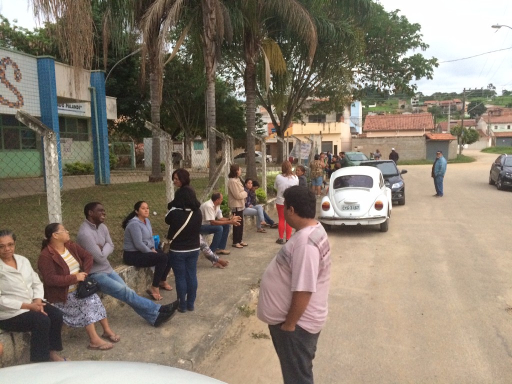 Pacientes aguardam em fila para agendamento de consultas e atendimento em Guaratinguetá (Colaboração)