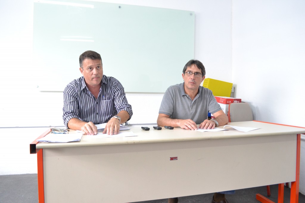 O secretário de Finanças Francisco Cordeiro e o prefeito Fábio Marcondes na coletiva sobre reajuste da CIP (Estéfani Braz)