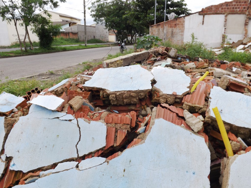 Entulho de demolições realizadas pela prefeitura no mês de junho causam transtorno aos moradores (Lucas Barbosa)