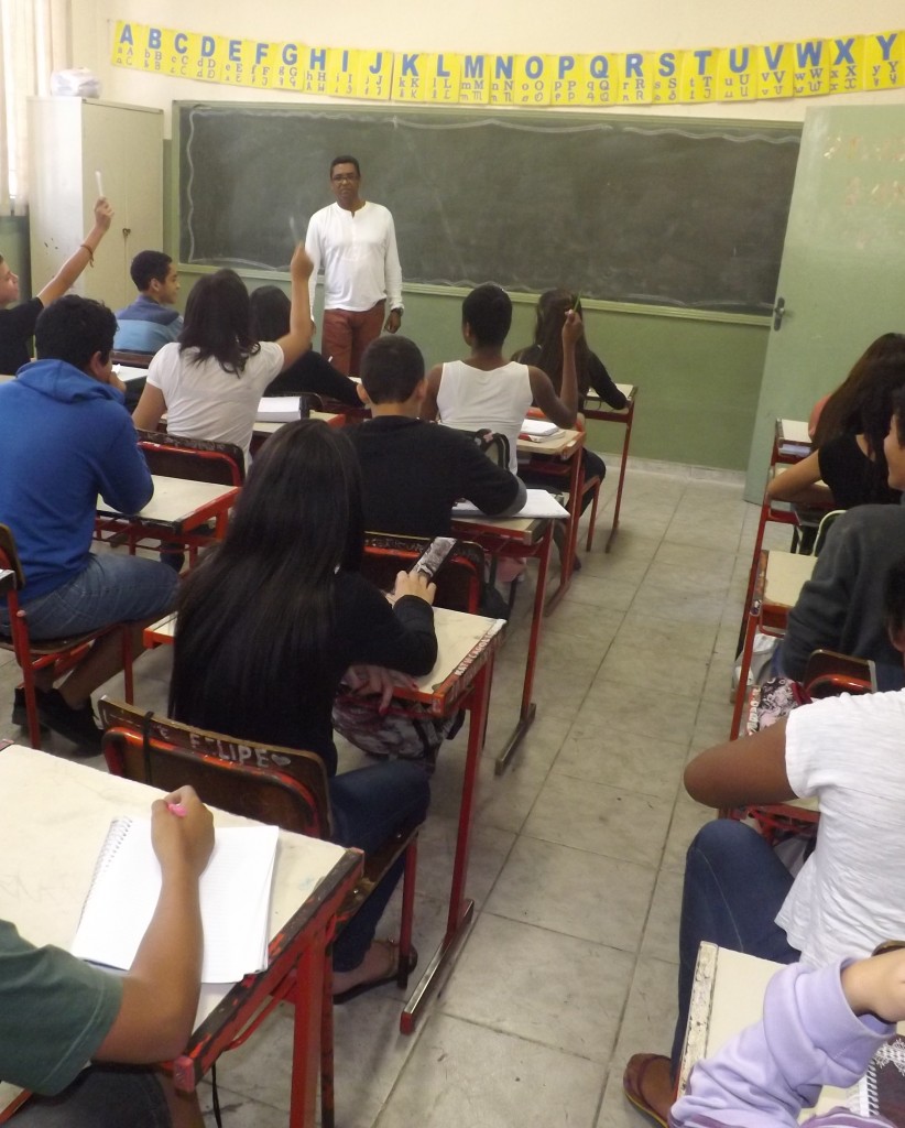 Professor comanda aula do 9º ano na escola Climério, de Lorena (Redação Atos)