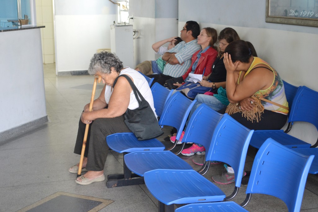 Pacientes esperam por atendimento no Pronto Socorro de Cachoeira Paulista (Francisco Assis)