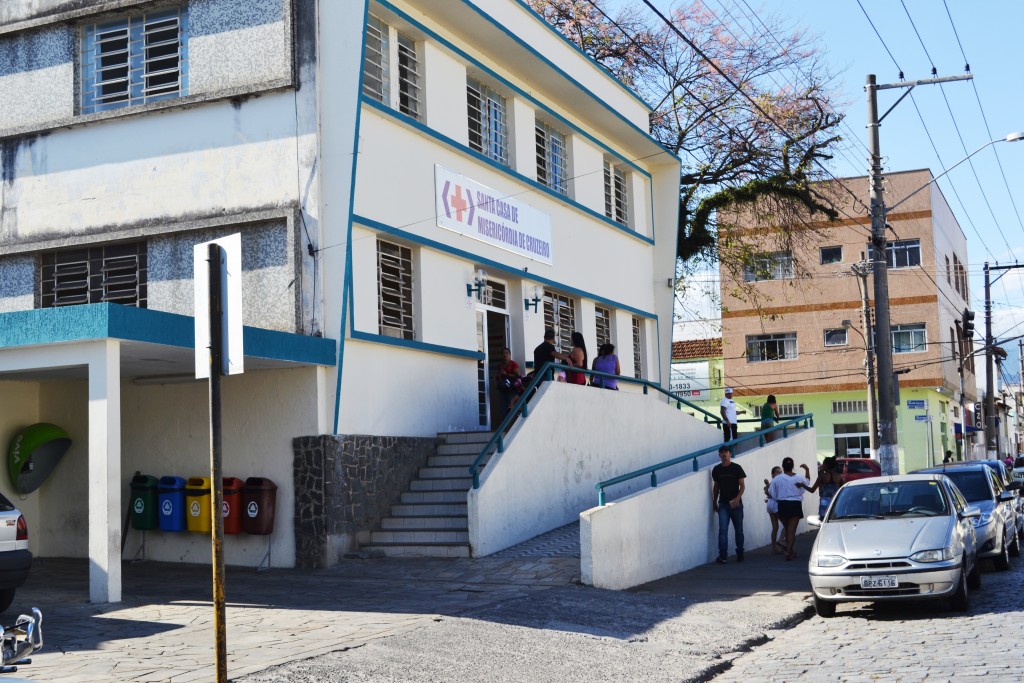 A entrada principal do Pronto Socorro, que embora de portas abertas, não garante atendimento médico (Francisco Assis)