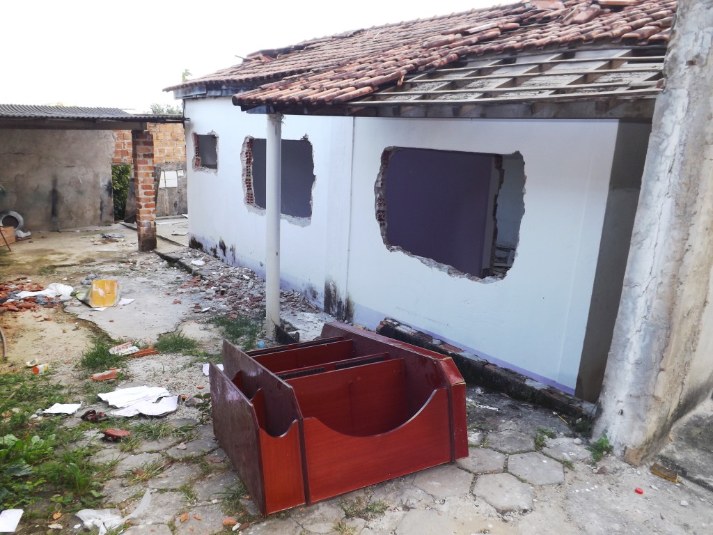 Casa interditada tem janelas e portas subtraídas; local foi analisado como área de risco devido a estrutura (Lucas Barbosa)