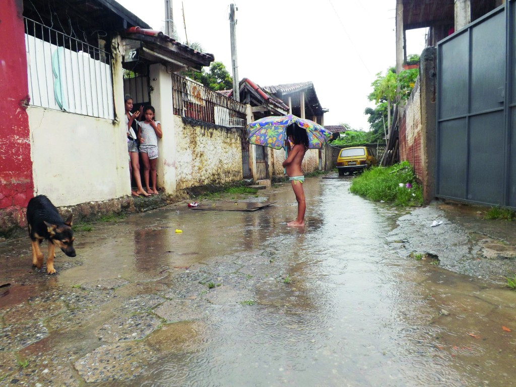 Crianças conversam em rua que ficou alagada com a chuva da última quinta-feira; prefeitura remove oito famílias da região central (Lucas Barbosa)