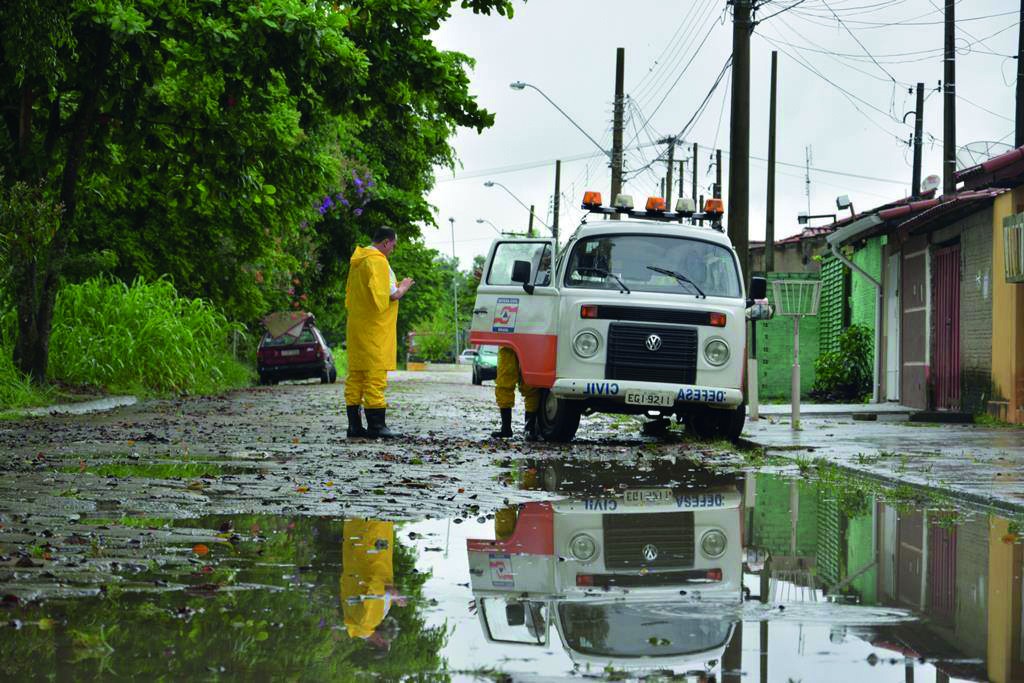 Equipe da Defesa Civil presta atendimento a uma das duzentas famílias afetadas pela chuva da quinta-feira; ocorrências seguiram em vários pontos da cidade (Assessoria PML)