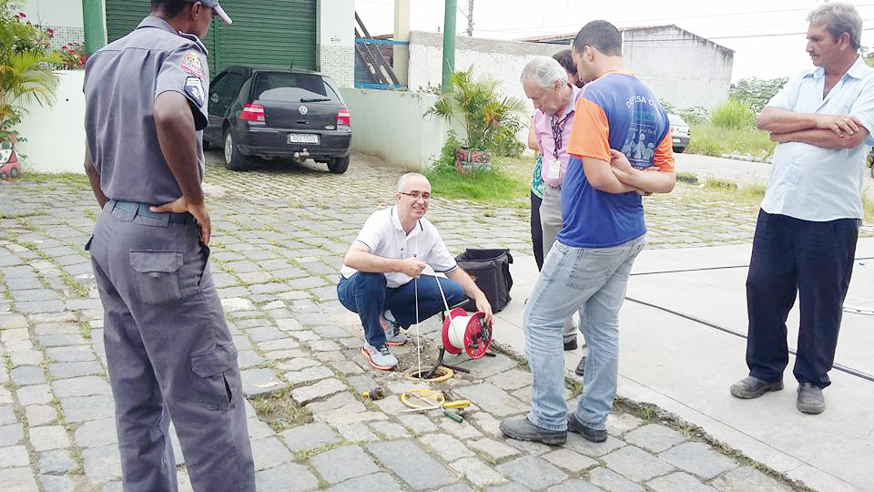Agentes da Defesa Civil e bombeiros inspecionam casas do Itaguaçu à procura de vazamento (Colaboração)