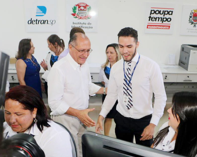Governador Geraldo Alckmin, entre funcionários do Poupatempo, após inauguração e início dos serviços (Assessoria PMG)