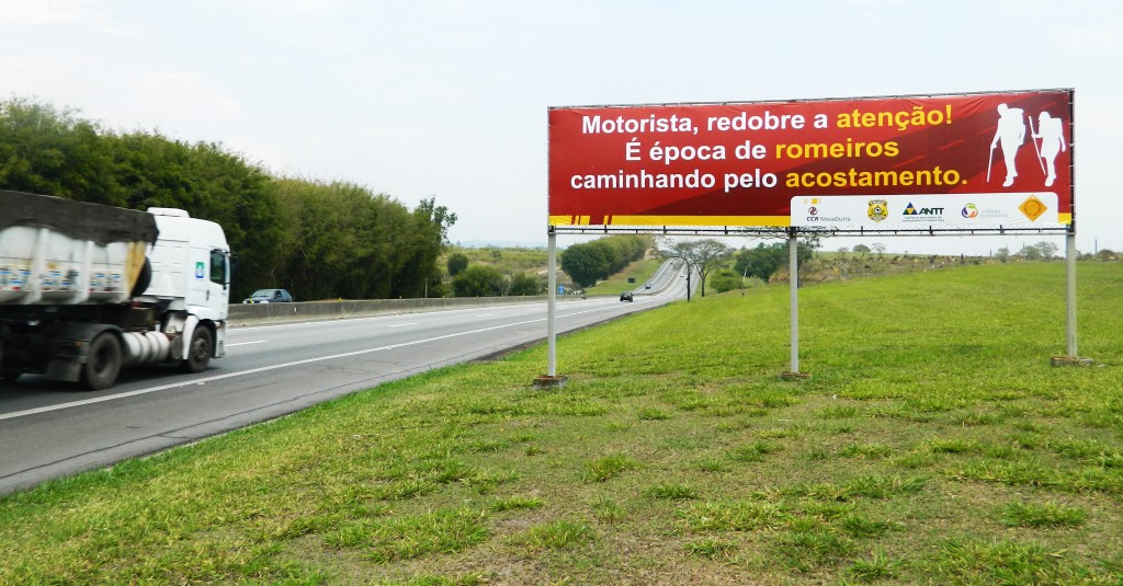 Outdoor exibe campanha institucional da concessionária às marges da rodovia; trabalho de conscientização tem sido aposta da PRF (Atos Redação)