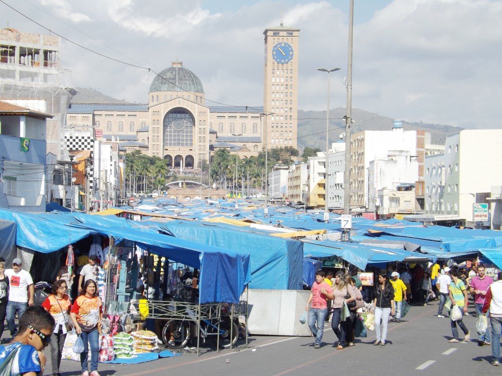 Avenida Monumental tomada pela feira livre; medida do prefeito amplia permanência de barracas (Arquivo Atos)