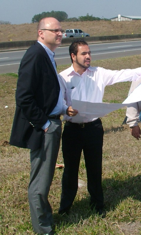 Gustavo Rodrigues,  secretário de Desenvolvimento Econômico, apresentando planta da área onde foi construída a Comil, em 2012 (Arquivo Atos)