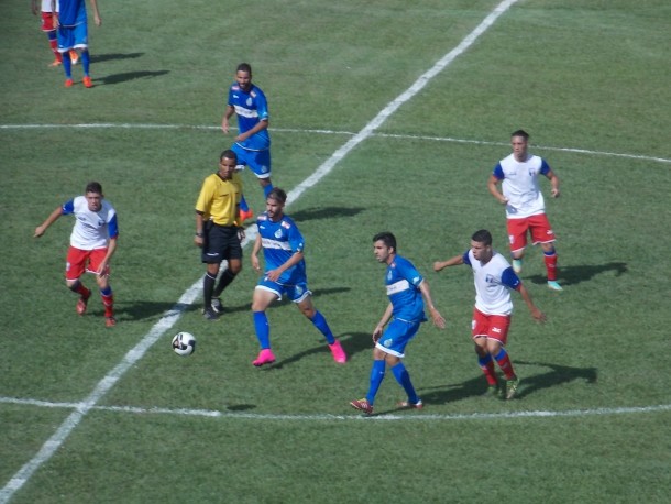 Guará aperta marcação em disputa no meio campo, durante estreia com derrota no Paulista (Rovanir Frias - São Carlos/FC)