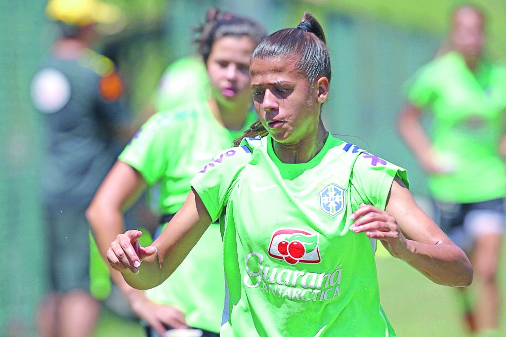 A atleta Giovanna Campiolo durante treino com a equipe da Seleção Brasileira, em preparação para campeonato (Colaboração CBF)