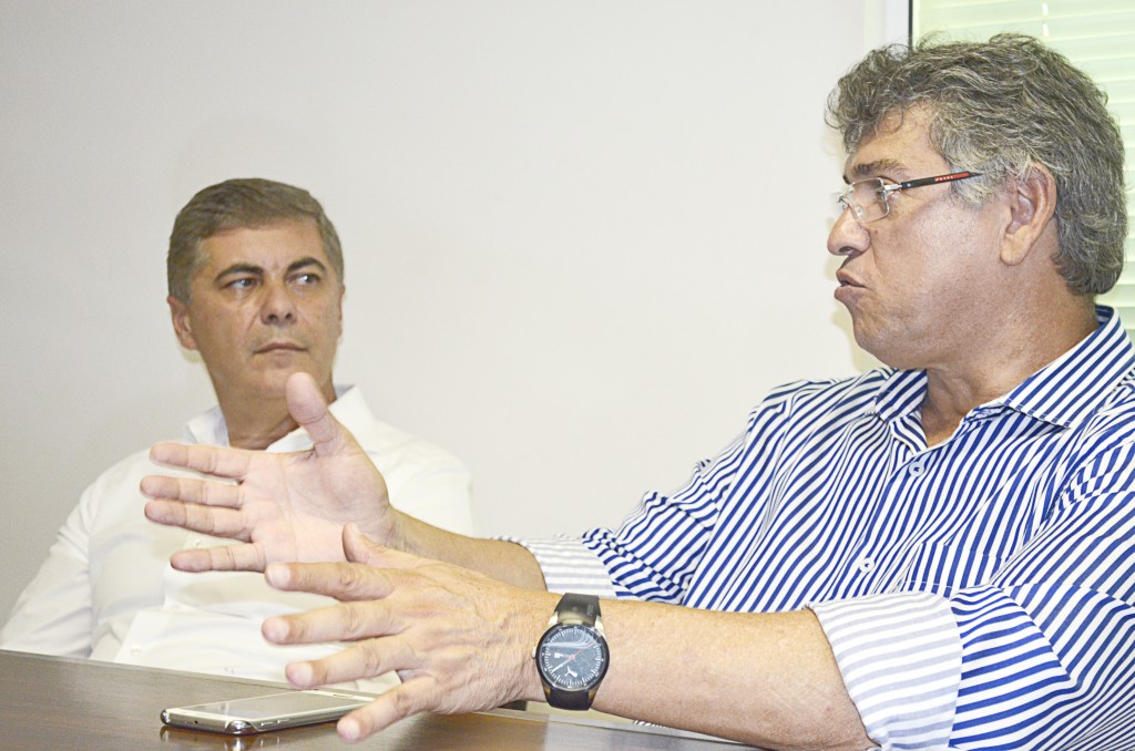 Os deputados Gil Lancaster (à esquerda) e Padre Afonso Lobato, em visita à Santa Casa de Lorena (Leandro Oliveira) 