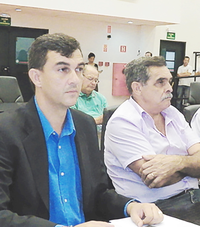 Ao lado do colega Martim Cesar (à direita), vereador Professor Eric acompanha discussão de projeto durante sessão ordinária (Arquivo Atos)