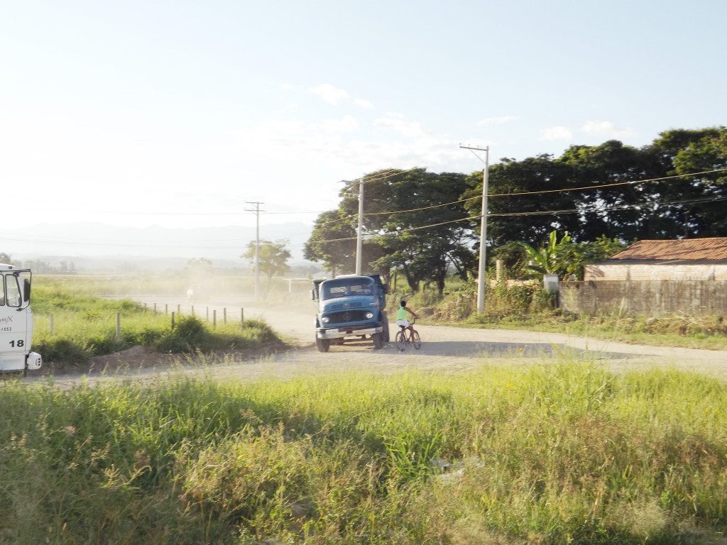 Estrada de terra e mato alto dão mostras dos problemas no bairro, próximo ao polo industrial em Canas (Lucas Barbosa)