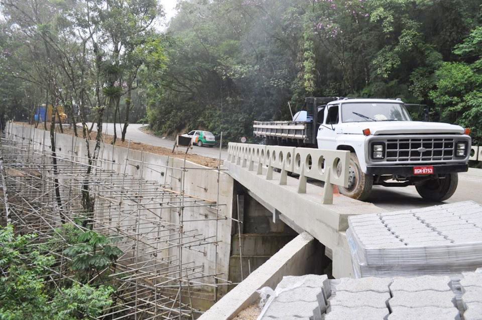 O trabalho de finalização da obra de recuperação da estrada Cunha-Paraty; Instituto Chico Mendes tenta barrar abertura oficial de via (Assessoria)
