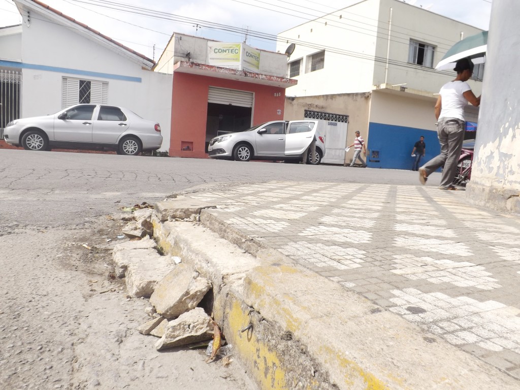 Calçada  do cruzamento das ruas Locutor Bichara Boueri e Delfim Bittencourt, destruída, de acordo com moradores e comerciantes, com a passagem do ônibus (Lucas Barbosa) 