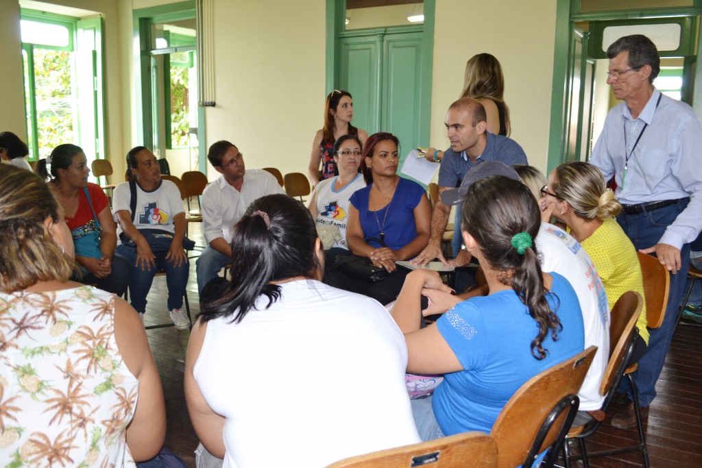 O secretário de Meio Ambiente, Willinilton Portugal, observa evolução de entendimento nas dinâmica de grupo, em reunião na Casa da Cultura (Lucas Barbosa)