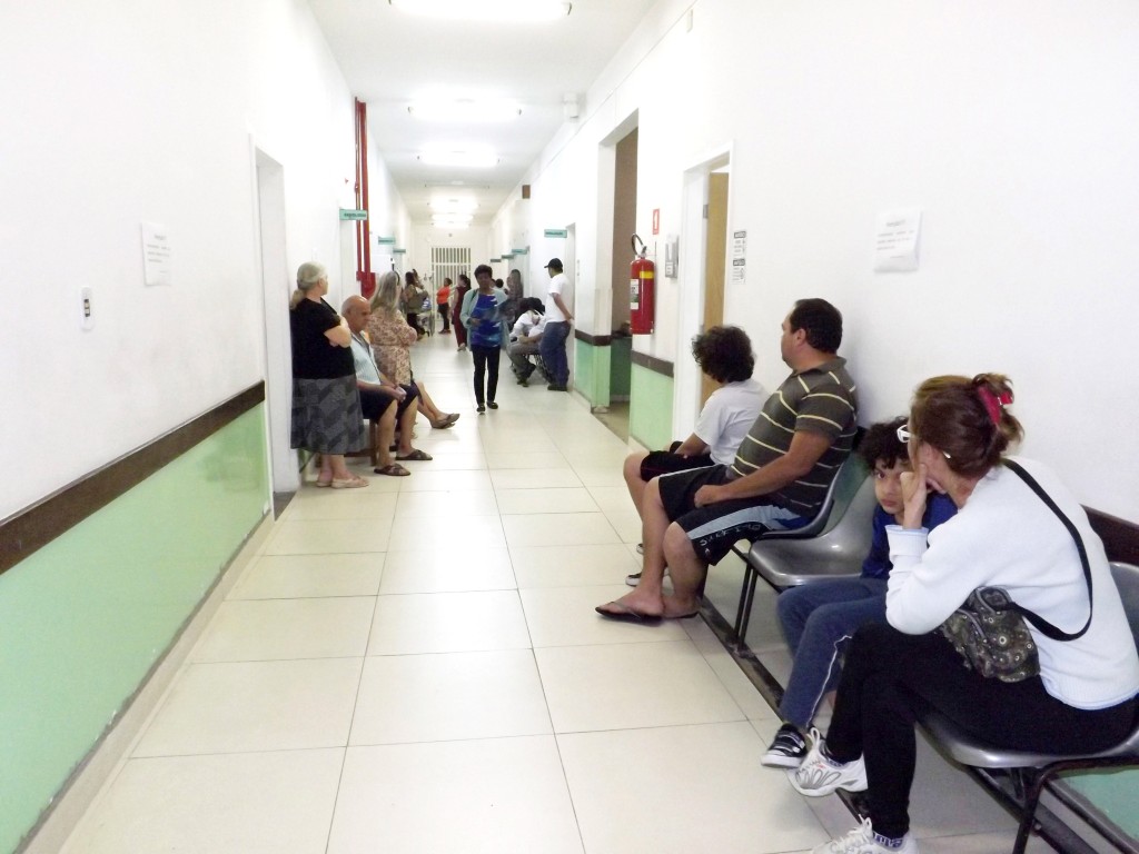 Pacientes aguardam atendimento na Santa Casa de Cruzeiro; famílias atendidas no hospital foram novas vítimas do golpe (Arquivo Atos)