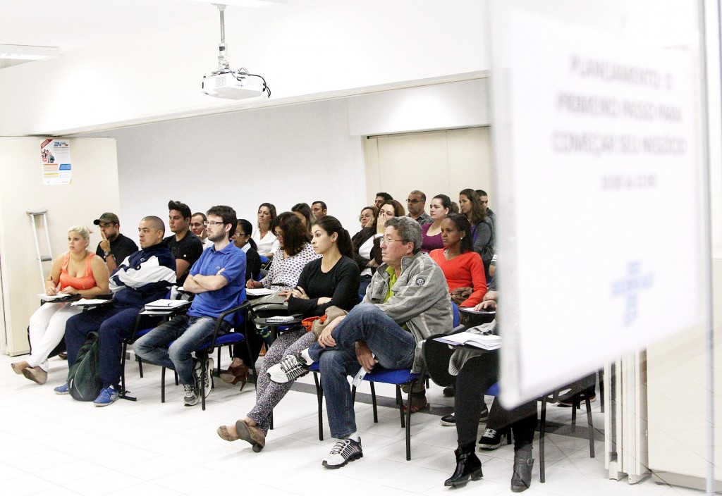Participantes do Empretec assistem a palestra sobre empreendedorismo; os cursos acontecem em Pinda e Guaratinguetá (Colaboração / Ciete Silvério)