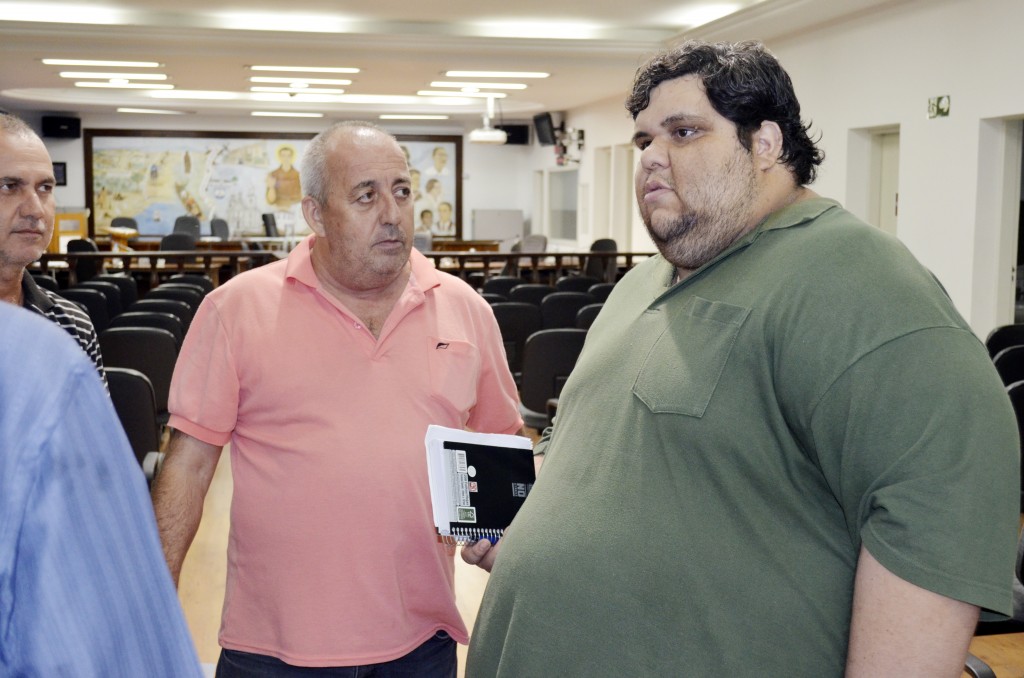 José de Paula (direita) cobrou valorização dos professores; e-mail que proibiu entrada de sindicalistas foi contestado pelo prefeito (Leandro Oliveira)