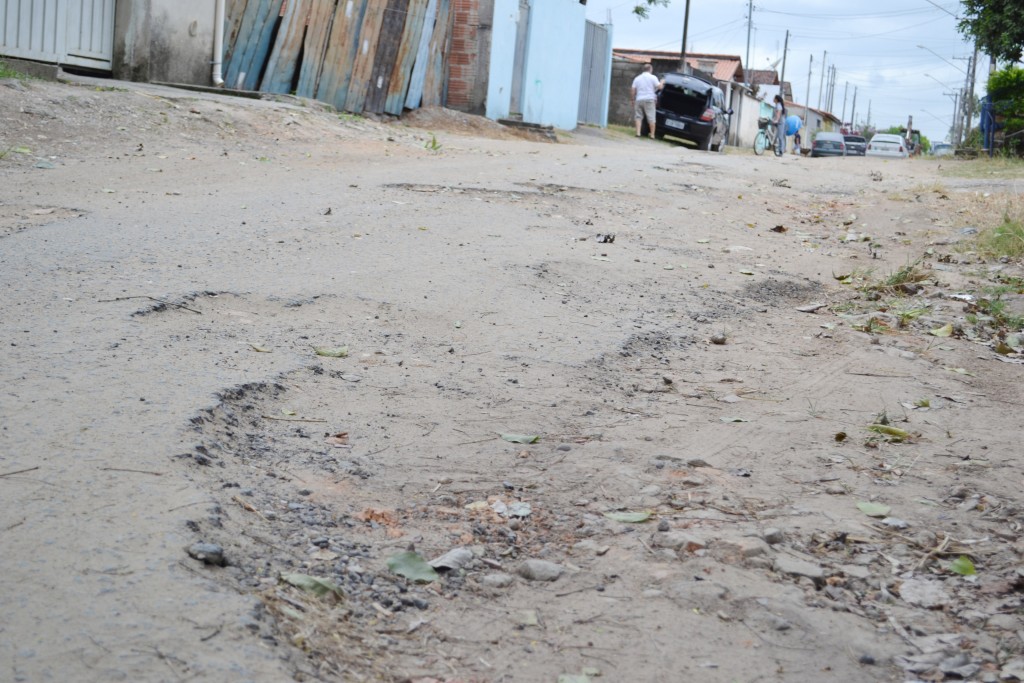 Rua em situação crítica de pavimentação no bairro Vila Bela; moradores cobram melhorias do prefeito Francisco Carlos (Lucas Barbosa) 