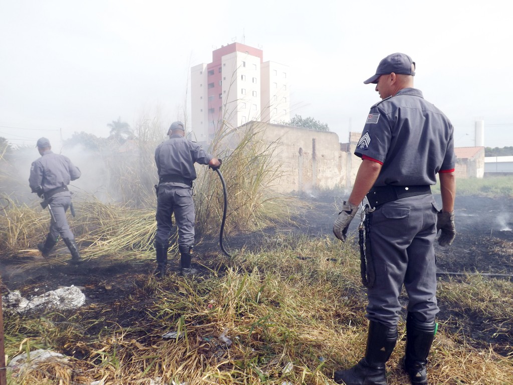 Bombeiros de Lorena durante atendimento em ocorrência na Vila Brito; projeto aprovado na cidade extinguiu cargo para criar salva-vidas (Foto: Arquivo Atos) 