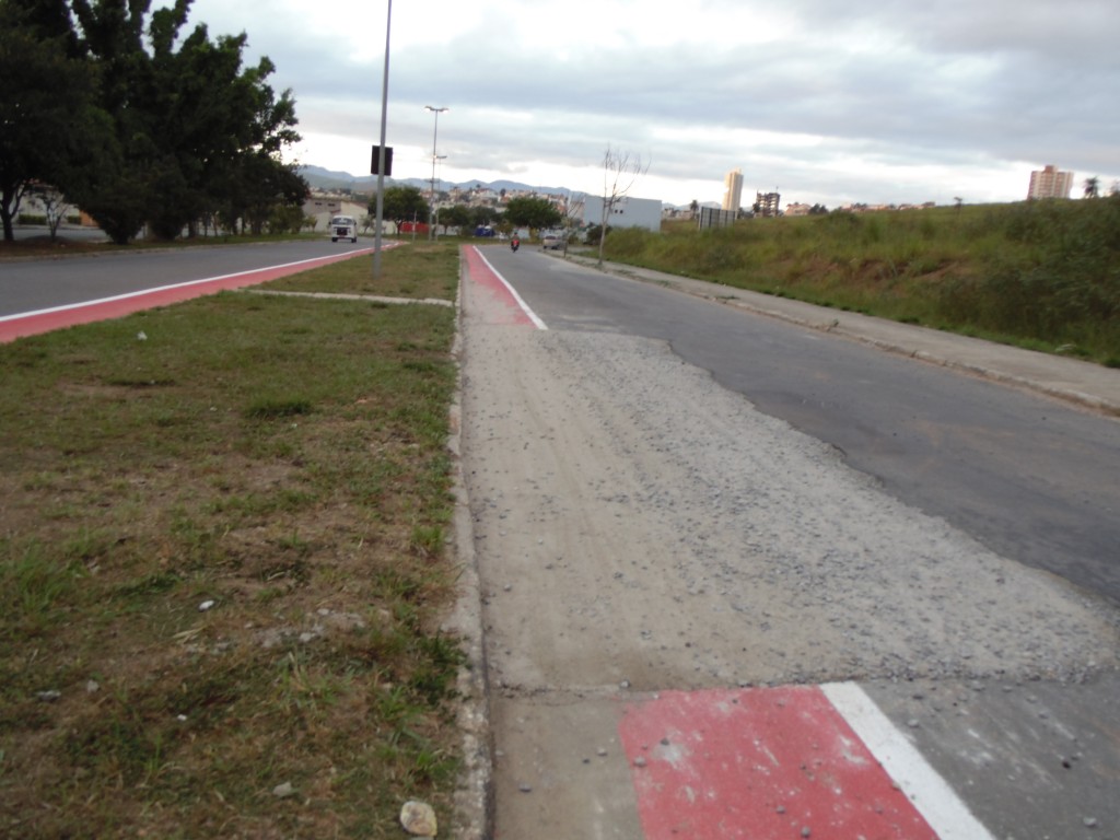 Trecho com falhas na pavimentação de ciclofaixa em Guaratinguetá (Carlos Pimentel) 