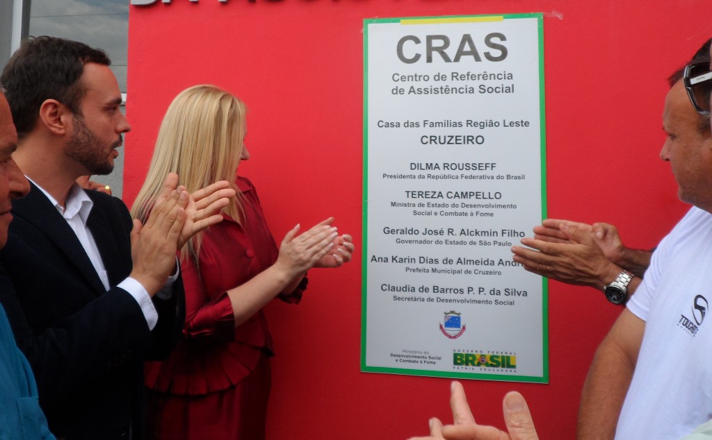 A prefeita Ana Karin participa de descerramento do novo Cras, inaugurado na última segunda-feira (Maria Fernanda Rezende) 
