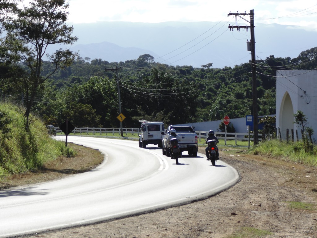 Curva ao lado do Cemitério Parque das Oliveiras, um dos trechos mais perigosos da estrada das Pedrinhas (Foto: Carlos Pimentel)