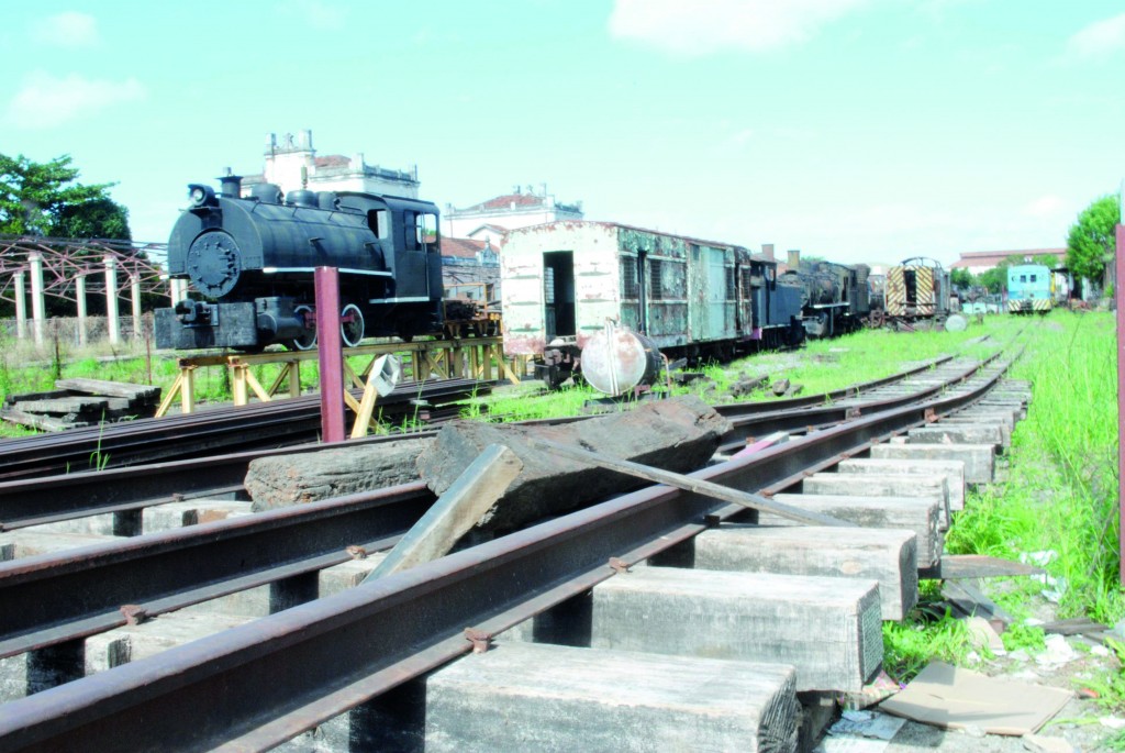 Trecho da ferrovia de Cruzeiro que segue desativada; projetos tentam revitalizar sistema e implantar centro de estudos para o setor (Foto: Andreah Martins)