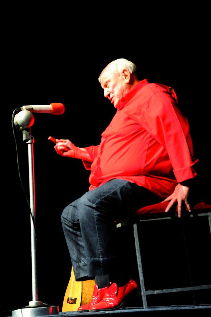 Em frente ao microfone, uma rajada de bom humor há mais de 50 anos (Foto: Divulgação)