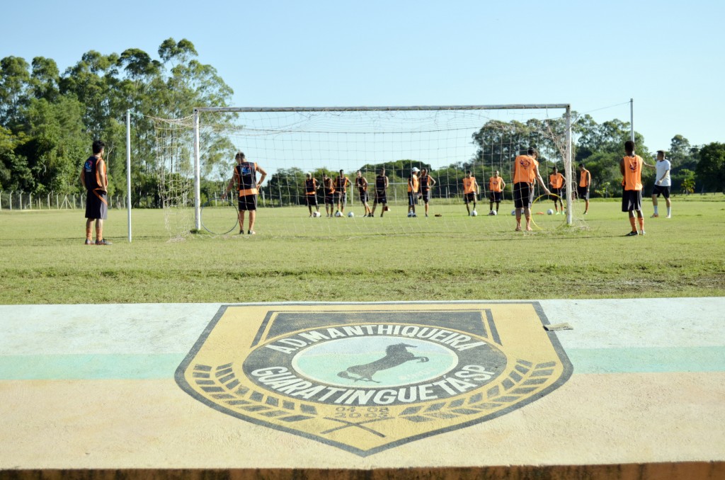 O time do Manthiqueira durante treino para a partida deste sábado, 21 (Foto: Leandro Oliveira)