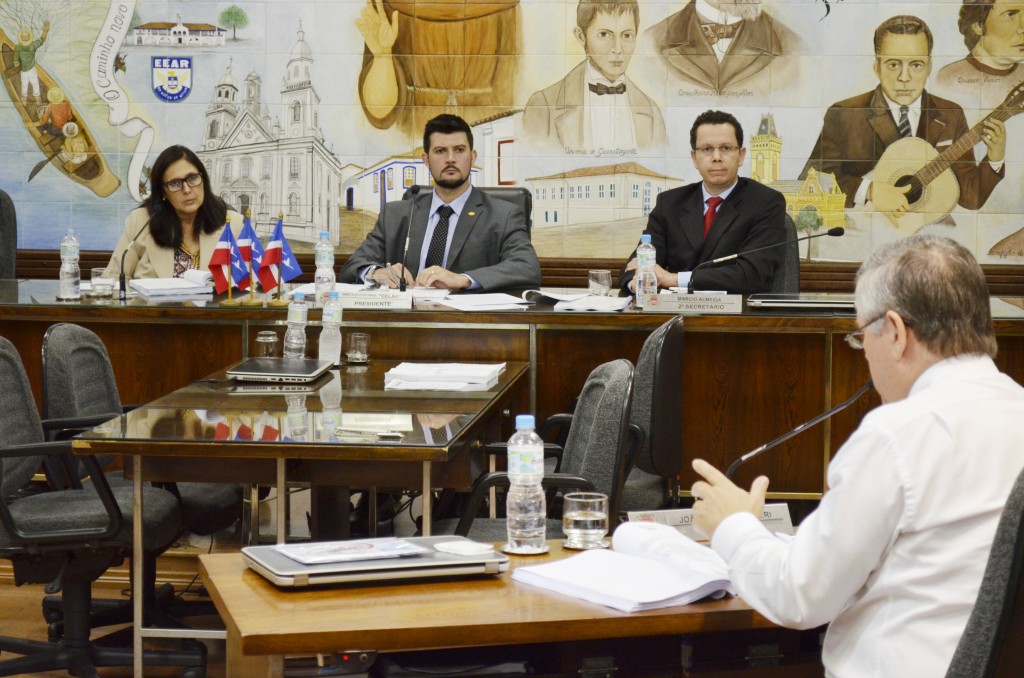 O vereador João Pita (de costas) questiona Maristela Siqueira sobre processo com o Hospital Frei Galvão, durante sabatina na Câmara (Foto: Leandro Oliveira)