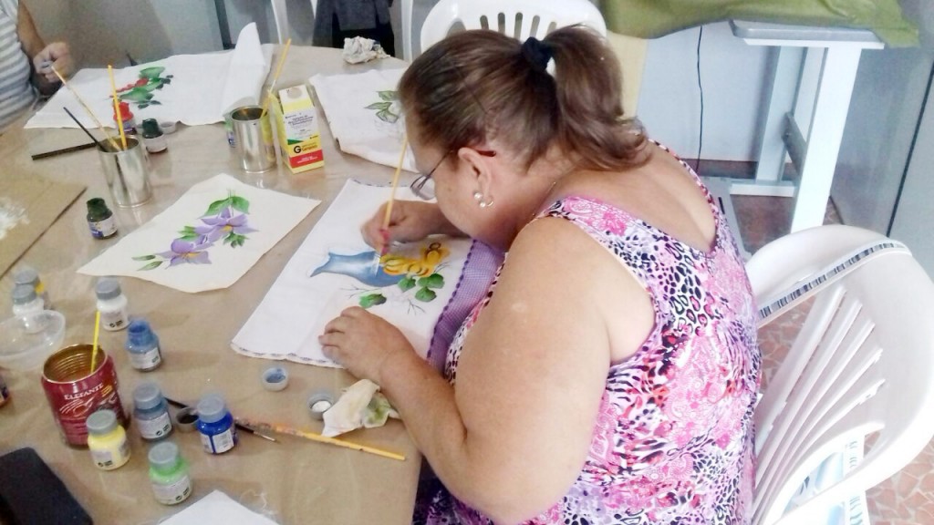 Participante do curso de pintura em Cachoeira; região aposta na qualificação para driblar desemprego (Assessoria) 