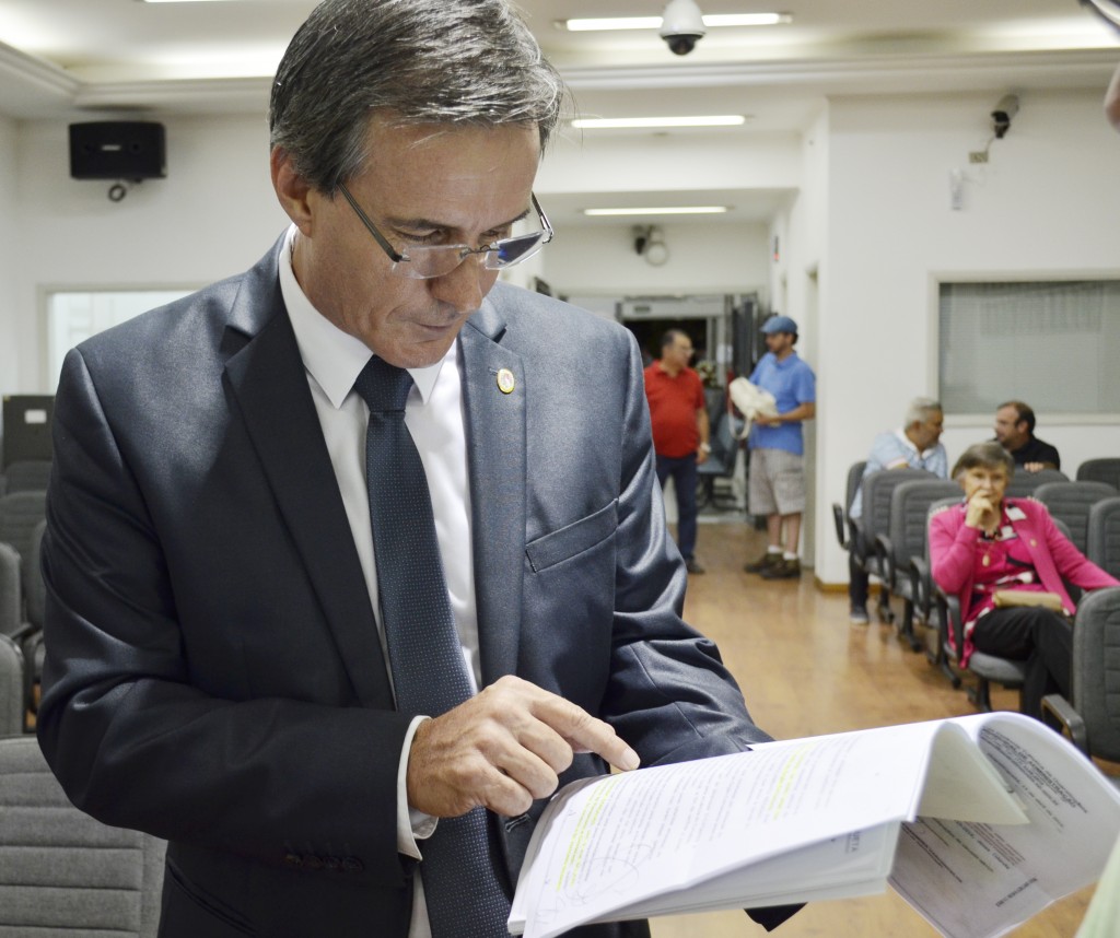 O vereador Marcus Soliva analisa documentos apresentados em requerimento que cobra abertura de dívida (Leandro Oliveira) 